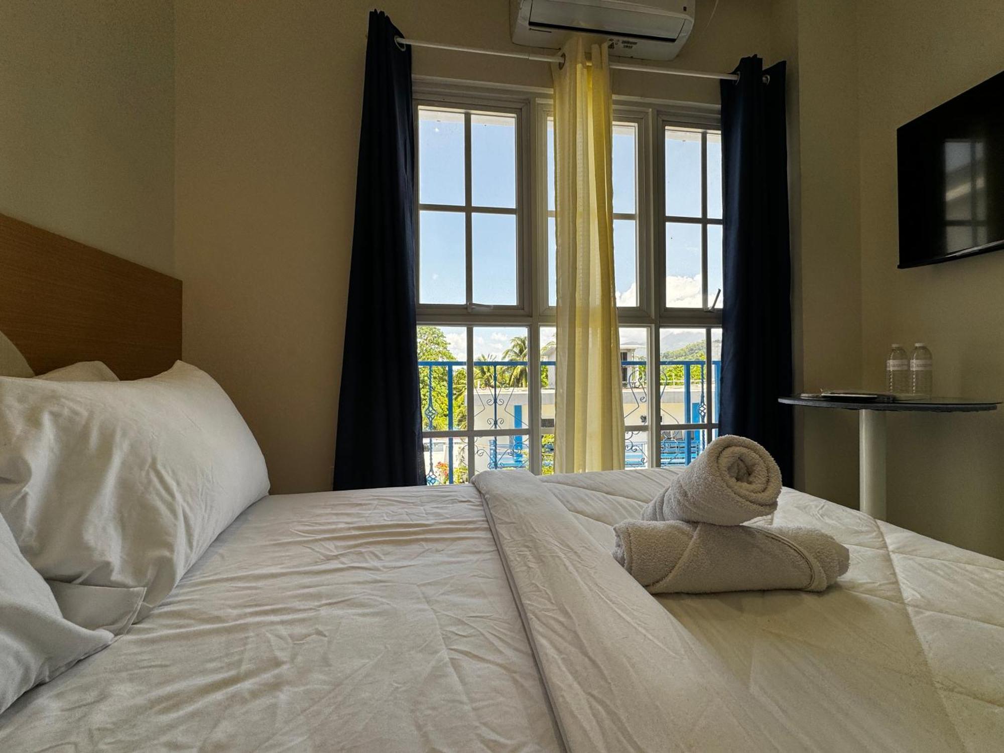Bernese Resort Hotel Powered By Cocotel Ligao Rum bild