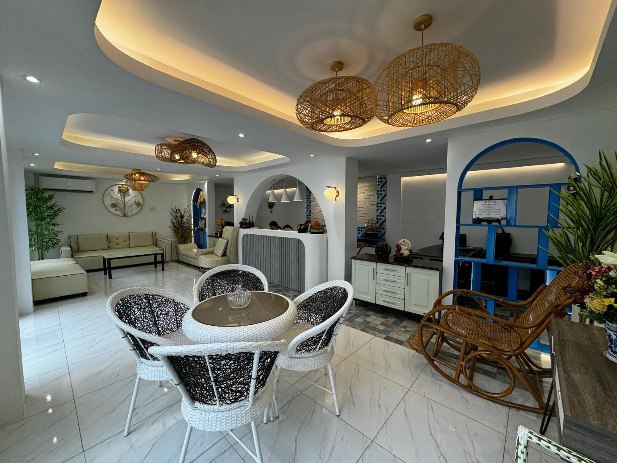 Bernese Resort Hotel Powered By Cocotel Ligao Exteriör bild
